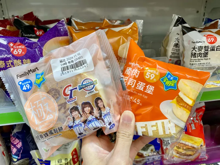 以全家的蜂蜜鬆餅、豬肉起司堡等可DIY出「超商版鬆餅堡」。莊偉祺攝