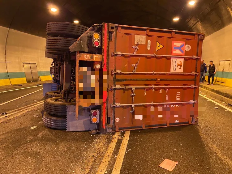 貨櫃車陳姓駕駛自行爬出駕駛座脫困，僅受輕傷，經酒測值為0.18毫克已超標，送醫時發現有受驚嚇尿失禁狀況。翻攝畫面