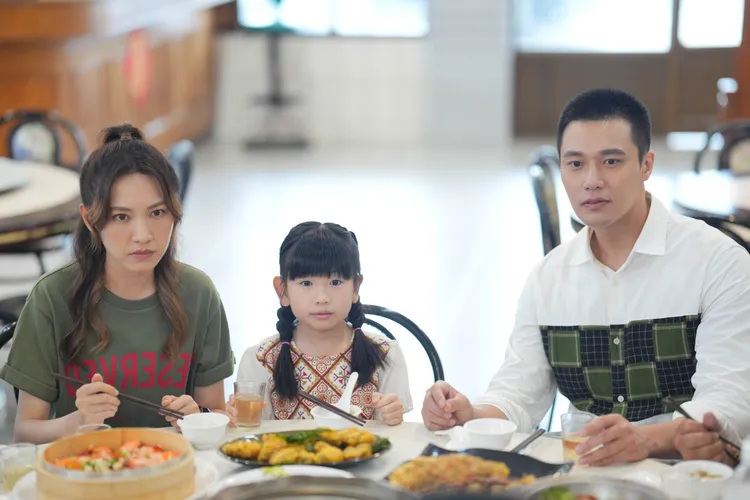 張睿家（右）戲裡意外得知林玟誼（左）有個8歲小孩張絡扉。東森超視、華視提供