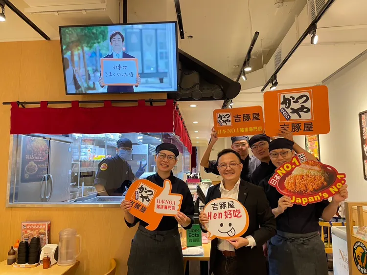 台灣吉豚屋注重員工的身心靈健康，每年定期舉辦國內外旅遊，讓員工放鬆身心。圖為台灣吉豚屋執行長林進賢(左2)與員工合影。業者提供