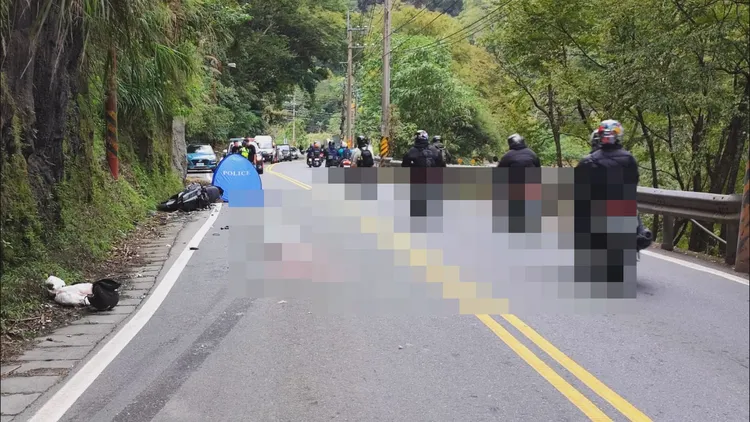 事故現場血跡斑斑，看得過路人心驚膽戰。民眾提供