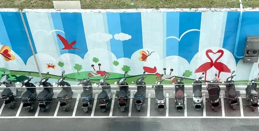 整排機車「完美立中柱」停車照曝光!網驚:這真的是台北?