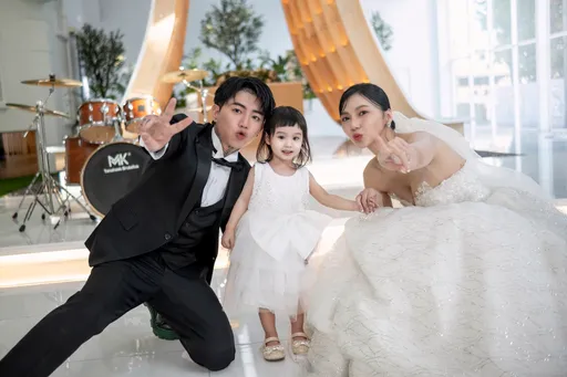 謝和弦婚禮遭陌生人偷拍女兒 老婆吶喊氣炸踢床捶牆壁發洩