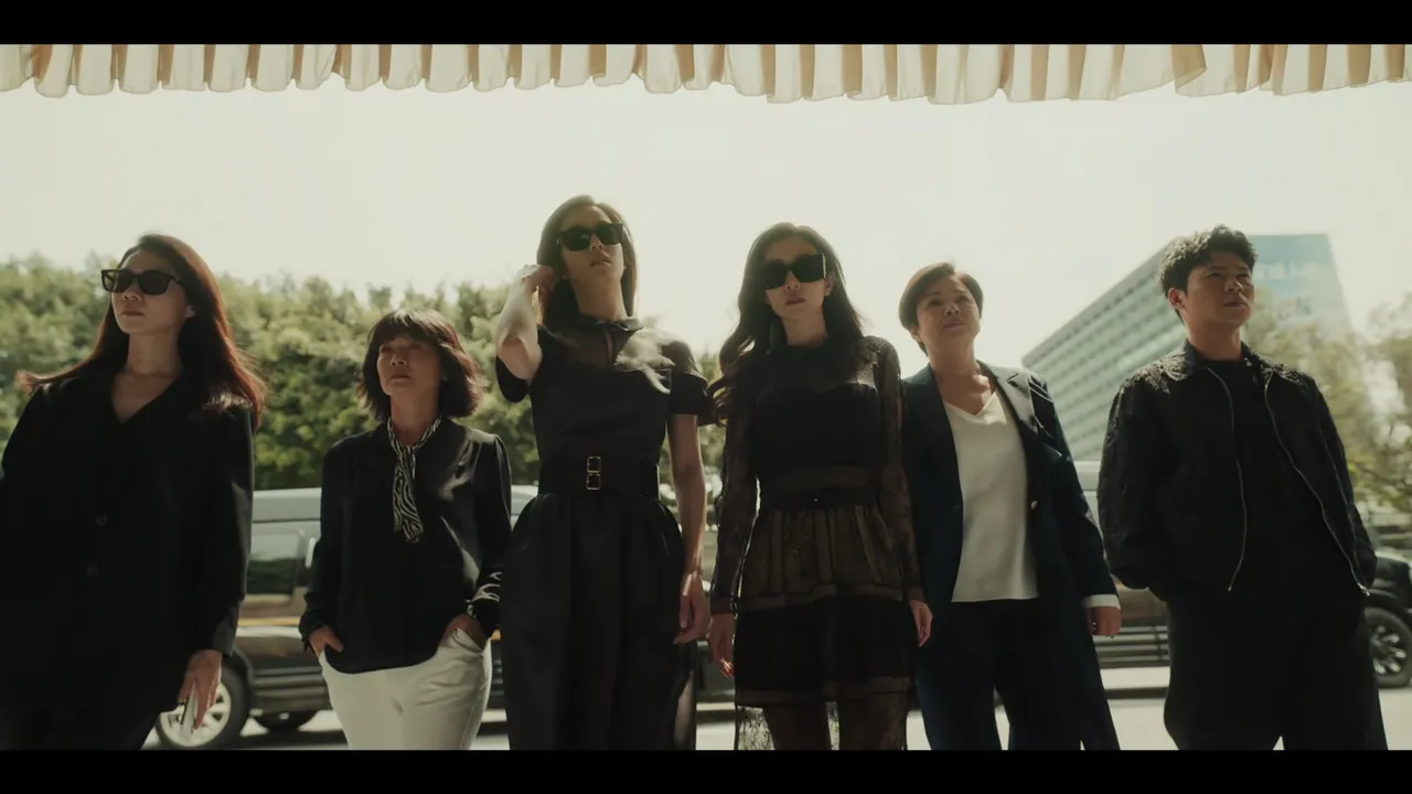 薛亞之（左一）、黎芯妮（左三）、潘茵茵（右三）正準備搶鏡頭。翻攝Netflix