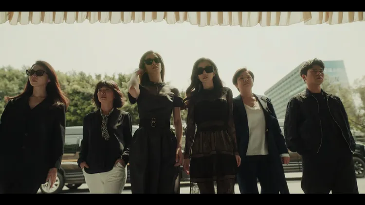 薛亞之（左一）、黎芯妮（左三）、潘茵茵（右三）正準備搶鏡頭。翻攝Netflix