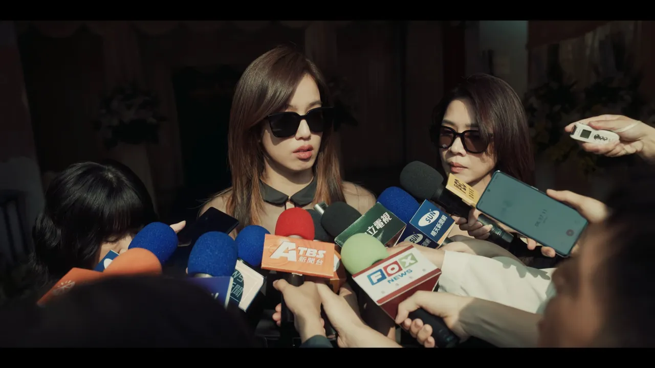 黎芯妮（左）、薛亞之（右）分別配戴GENTLE MONSTER的PLOT以及TAM鏡款。翻攝Netflix