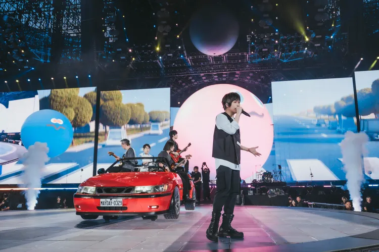 五月天透過時光機細數與粉絲9125天的風景。圖／相信音樂提供