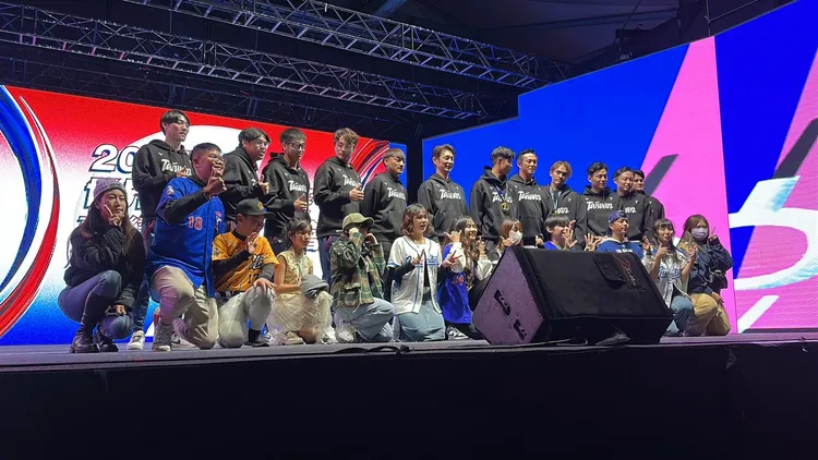 搶答答對台灣英雄提出的問題的球迷，幸運可以登台與球員們近距離合照。曾佳俊攝