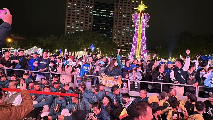 許多球迷們前來新北耶誕城，替心中支持的中華英雄加油鼓舞。曾佳俊攝