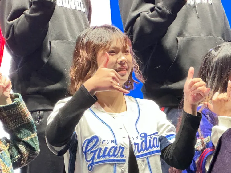 上台女球迷比出6手勢。曾佳俊攝