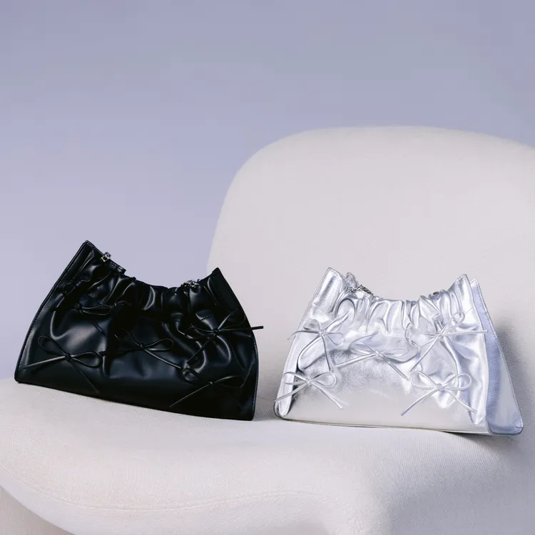 CHARLES & KEITH冬日限定蝴蝶結酷甜肩背包，各2390元。品牌提供