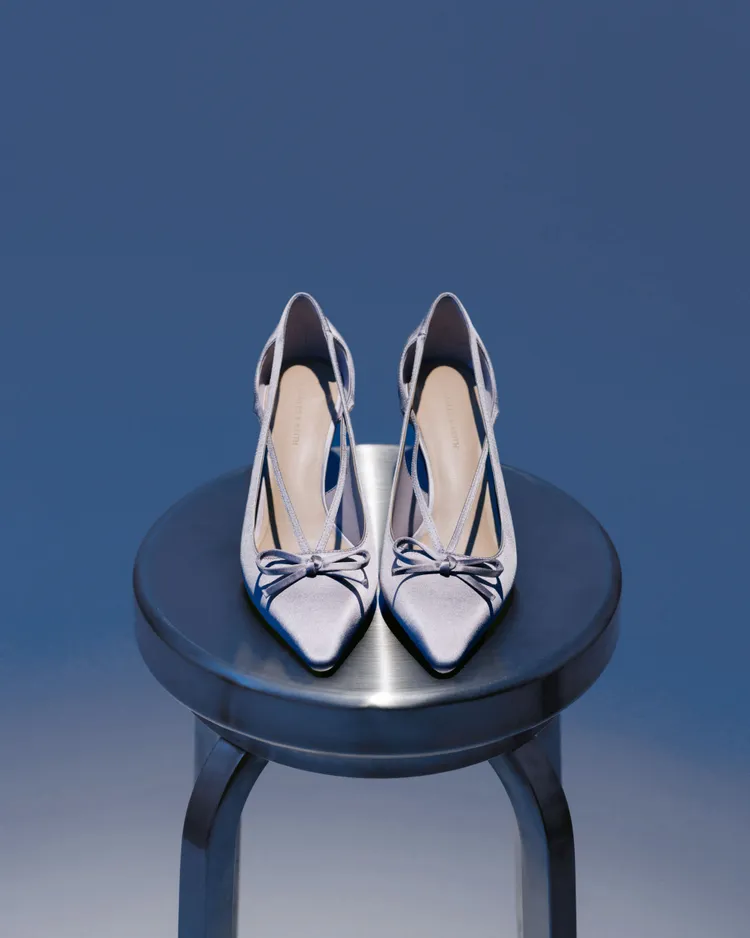 CHARLES & KEITH蝴蝶結尖頭鏤空細跟鞋，1990元。品牌提供