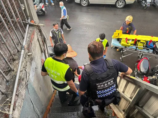 7旬翁雨天上顶楼修水管受困7小时　女儿急电房东、警消顺利助脱困