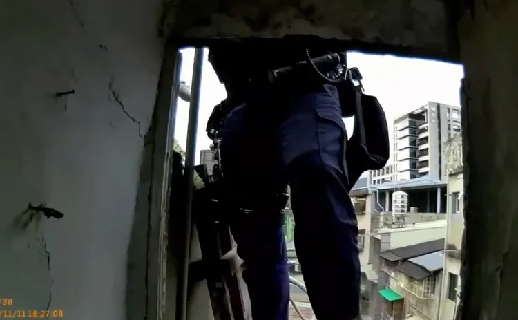 警員到場後也從木梯爬上頂樓才發現老翁受困。警方提供