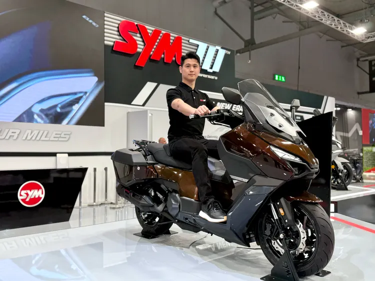 三陽工業董事長室經理吳奕成在會場宣布將開始下一階段三年計畫「開創、啟動」。業者提供