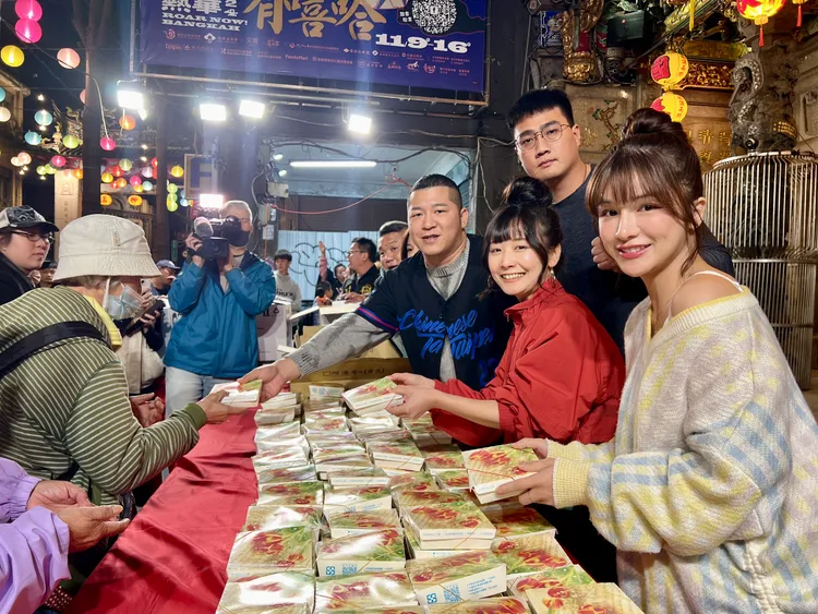 含羞草日記、艋舺青山宮、PP石墨烯、三立《寶島神很大》團隊，一起為慶祝台灣隊奪冠。含羞草日記提供