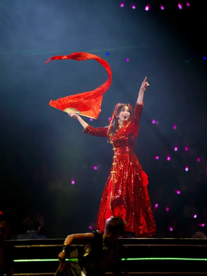 濱崎步帶來扇子舞。翻攝大麥上海官方帳號微博