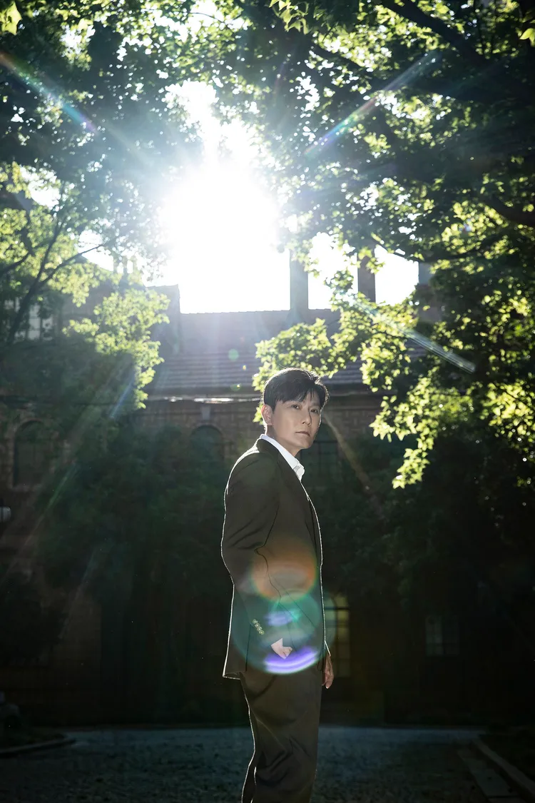 張信哲上海拍攝廣告地點，曾是電影《色戒》拍攝地。圖／潮水音樂提供