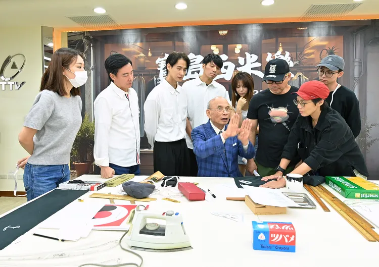 演員們及本劇導演正在專心聆聽黃清秋講課。台視提供