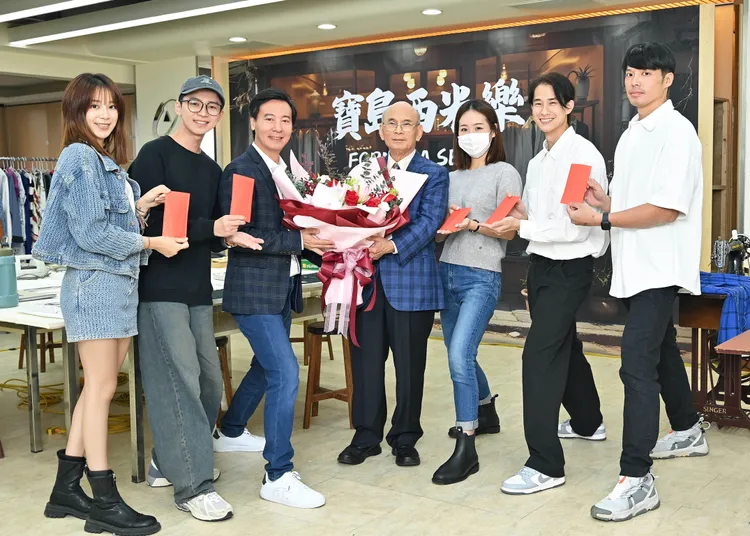 演員按循傳統拜師模式，送上紅包給老師。台視提供