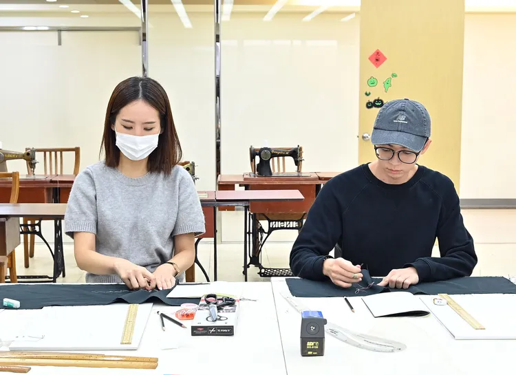 何宜珊（左）和陳玹宇正在練習縫衣服。台視提供
