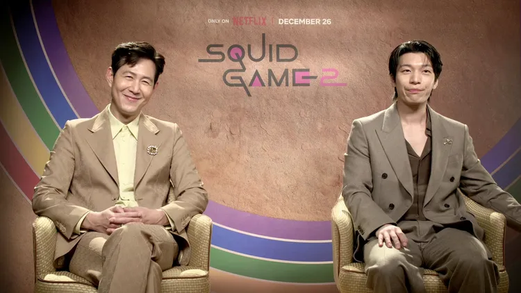 李政宰（左）被問到第3季殺青的心情，露出一抹微笑，留下伏筆。Netflix提供