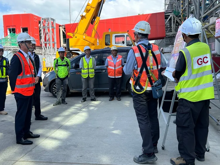 交通部常務次長林國顯（左起2）至桃園機場視察歲修工程準備。桃機提供