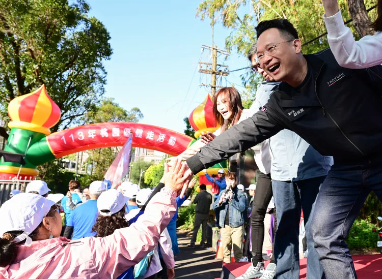 蘇俊賓與參加活動民眾握手致意。桃園市府提供
