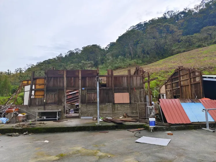 赤科山居民吳應岩的老房子整個被吹毀像是廢墟。民眾提供