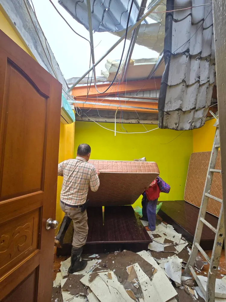 林家園住宿房間屋頂被掀了屋內床鋪淋了一天雨。李光濱攝