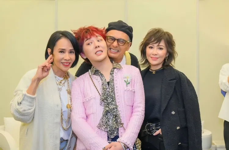 周潤發（右二）跟G-DRAGON（左二）臉貼臉搞怪，劉嘉玲（右）和發嫂在旁顯得正經。翻攝劉嘉玲IG