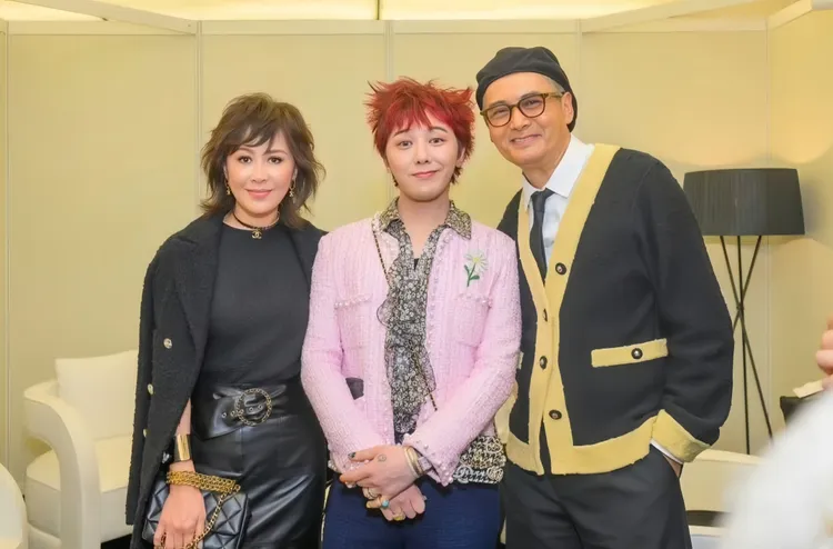 G-DRAGON一頭紅髮與粉紅外套在香港巨星之間很搶眼。翻攝劉嘉玲IG