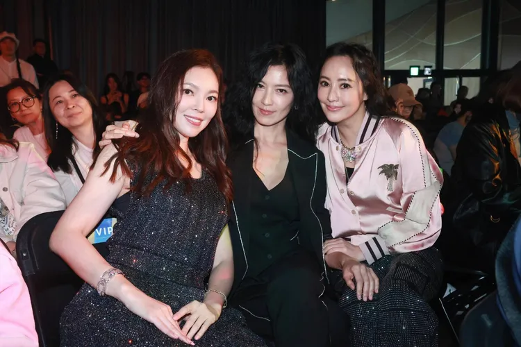 曾馨瑩（左起）和林熙蕾、關穎閨蜜相見歡。彭欣偉攝影