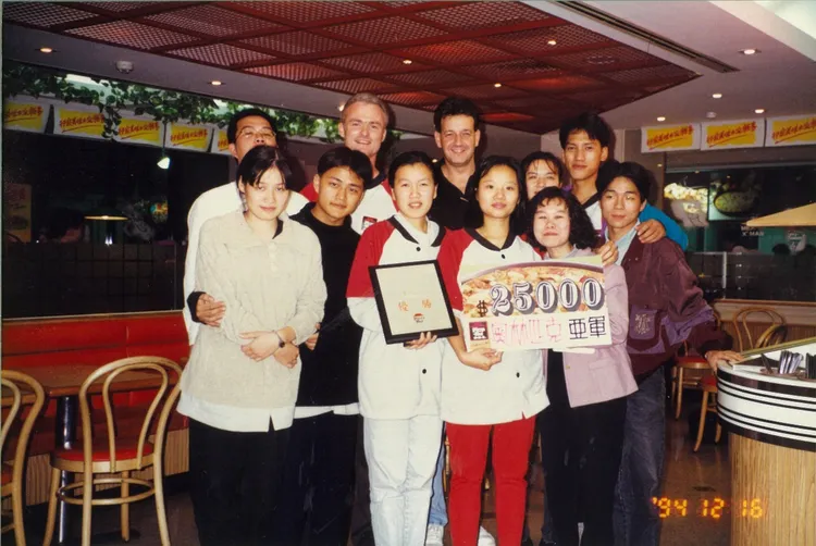 30年前「敦化餐廳店」營業畫面。必勝客提供