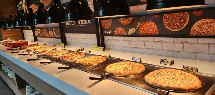 敦化餐廳店以實惠價格供應比薩、義大利麵、烤雞、沙拉等餐點吃到飽的「歡樂吧」服務。必勝客提供