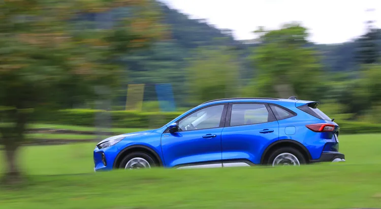 小改款Kuga的1.5升動力加速過程中的運轉精緻度更勝以往，無論是震動、噪音抑制都已然有全新境界。林浩昇攝