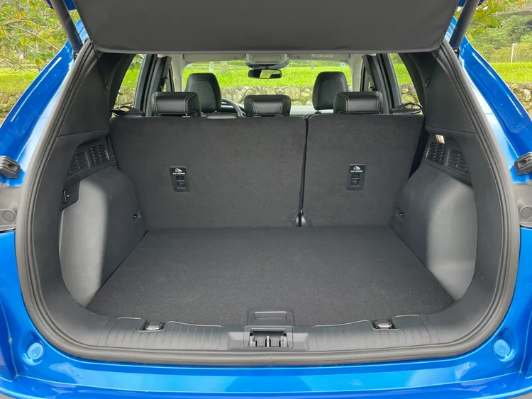 電動尾門也搭配腳踢式感應，空間表現如過往有合理的表現。林浩昇攝