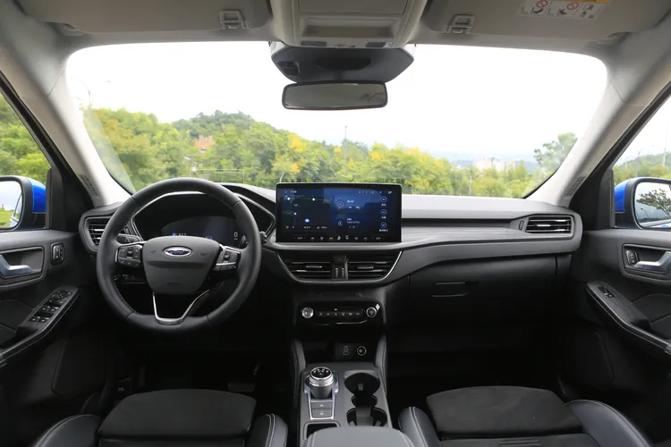 車內依據車型不同，而有著不同的氛圍鋪陳，Kuga Active主掌戶外輕奢風格，中央鞍座、門板等處施以皮革搭配白縫線，並搭配Norwegian Wood木紋飾板，質感可謂大幅提升。林浩昇攝