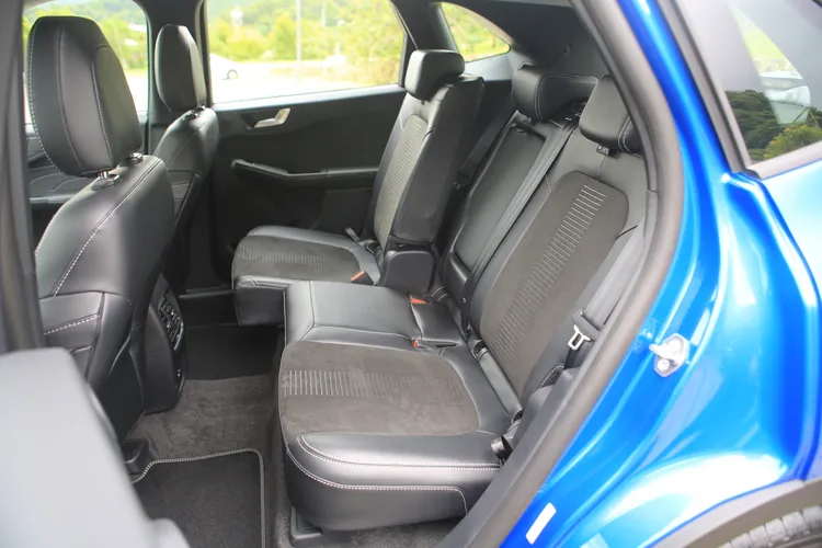 後座空間表現和過往相同，但由於試駕車為客車認證，因此沒有客貨版的行李廂橫桿之外，也具備4/6分離前後滑移15公分機能。林浩昇攝