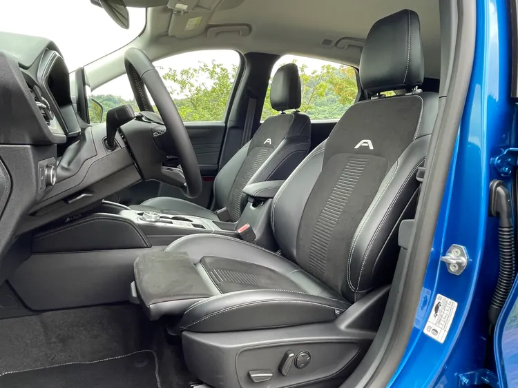 雙前座採全新AGR-Premium人體工學麂皮運動座椅也是一大亮點，擁有優異的乘坐支撐性之外，更提供18向可調機能。林浩昇攝