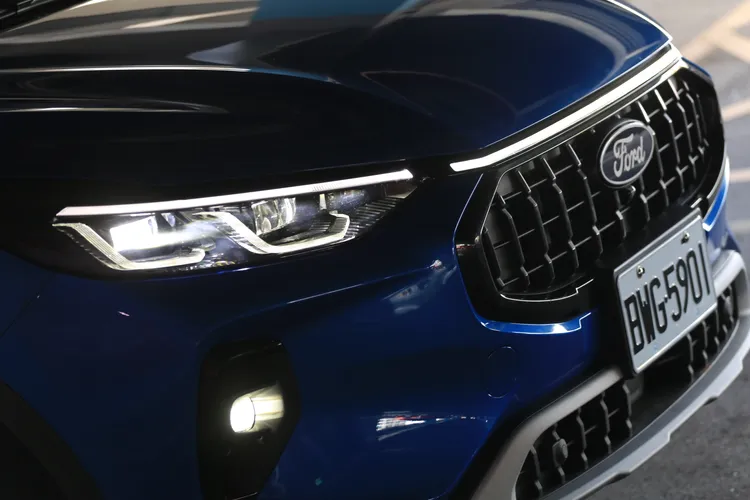 車頭加入了嵌入於水箱罩的920mm極限永晝LED貫穿識別燈，頭燈並首度導入Pixel AI預判型動態照明系統。林浩昇攝