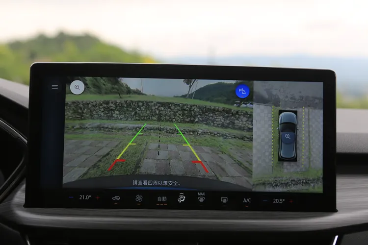 360環景攝影顯示如今也升級為2K畫質，不僅天候不佳時依然保持清晰畫面，更可針對車身四角進行放大檢視。林浩昇攝