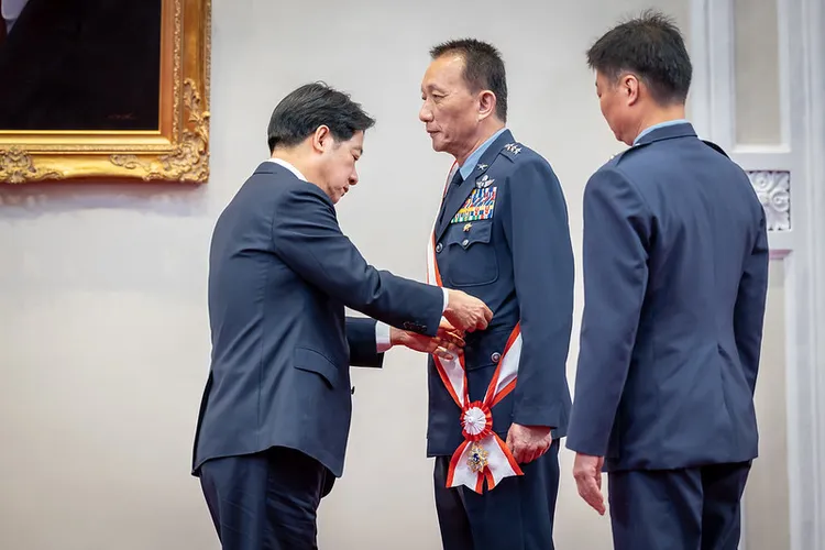 頒授勳章表彰劉任遠上將及鄭榮豐上將，感謝他們任內對於保衛國家的付出與功績，並授階黃志偉上將。總統府提供