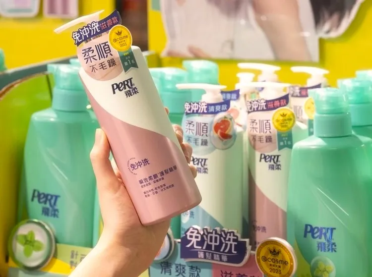 飛柔還有款超受歡迎的「瞬效柔順免沖洗護髮精華」，一抹毛躁全不見，女孩們超愛 ! 