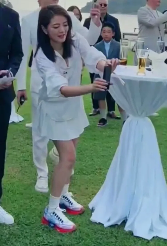 安以軒上次被拍到是出席好姊妹陳喬恩婚禮。翻攝挖娛微博