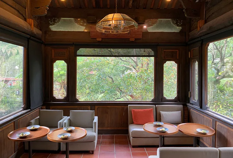 園區內融合了江南庭園、閩式建築及巴洛克拱廊等3種建築風格，打造出古色古香的氛圍。南園The One提供