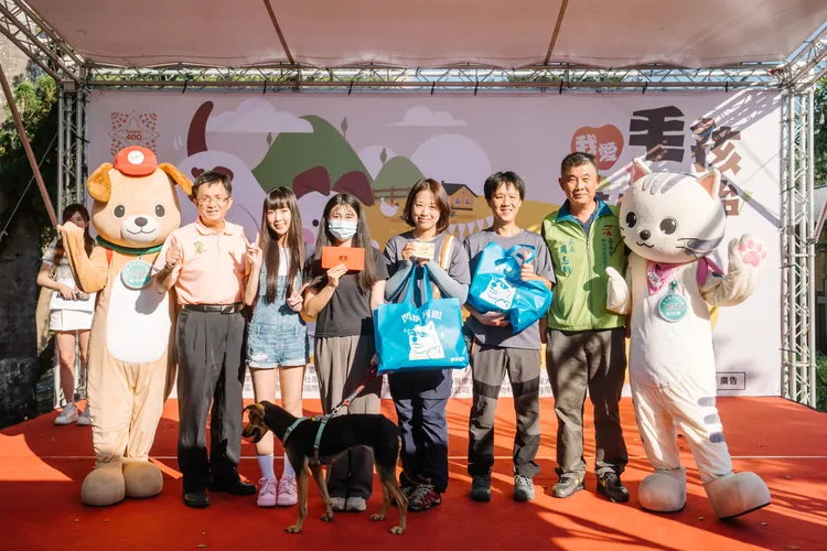 臺南動保市集溫馨登場，人氣動保大使林怡廷(左二)現身。市府提供