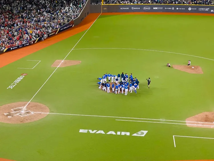 預賽時在一壘側草皮展現LOGO彩繪，為台北大巨蛋首次人工草皮彩繪。長榮航空提供