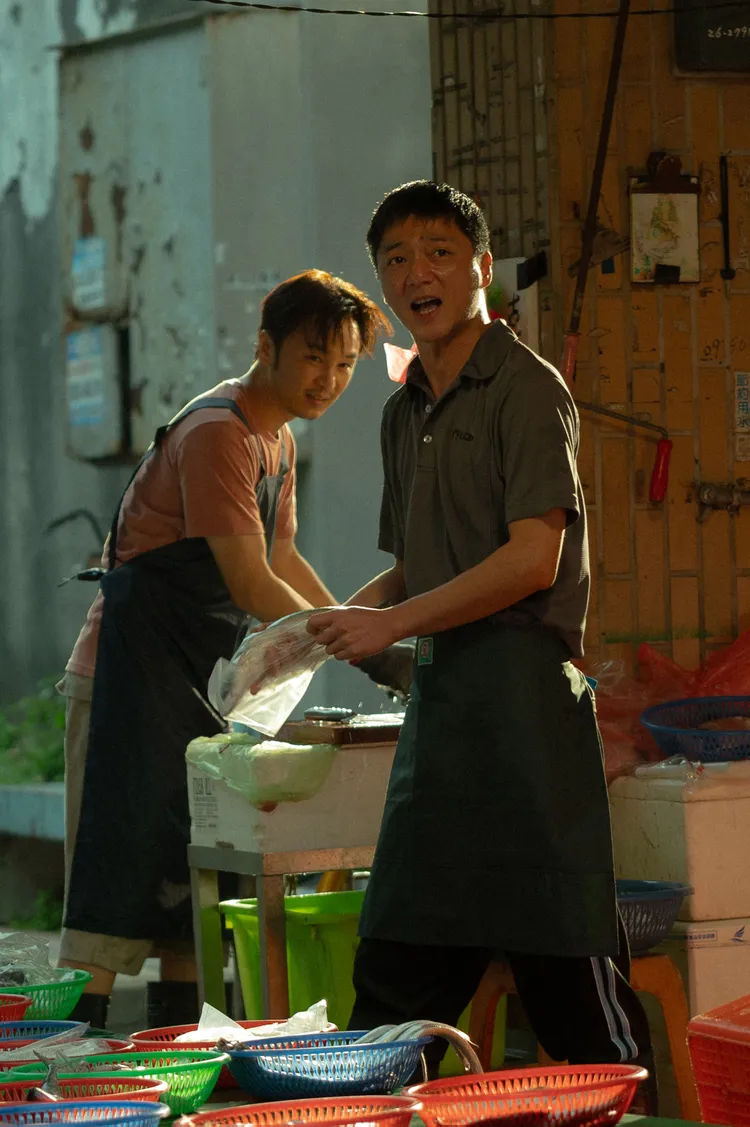 片中藍葦華、張書偉是一對同志伴侶。今日影像藝術有限公司提供