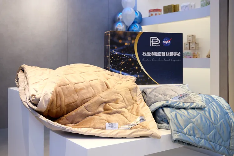 「PP石墨烯蠶絲超導被」輕薄設計，將石墨烯織入紗線中，同時具備快速升溫蓄熱及散熱特性，符合四季的使用需求。(圖／PP石墨烯提供)